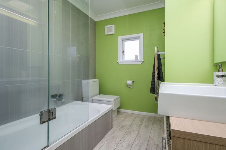 Photo of property in 26 Atkinson Road, Titirangi, Auckland, 0604