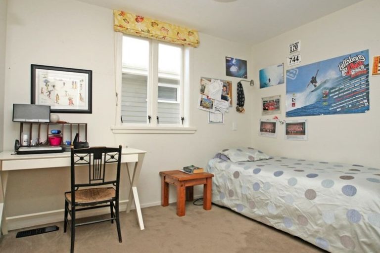 Photo of property in 9 Marine Parade, Seatoun, Wellington, 6022