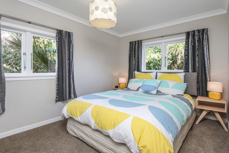 Photo of property in 26 Atkinson Road, Titirangi, Auckland, 0604