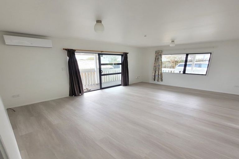 Photo of property in 1/100 Birkdale Road, Birkdale, Auckland, 0626