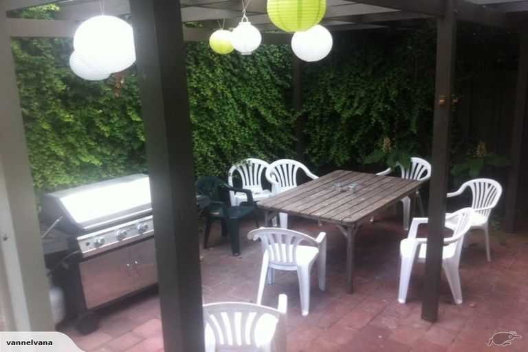 Photo of property in 2/16 Malters Place, Browns Bay, Auckland, 0630