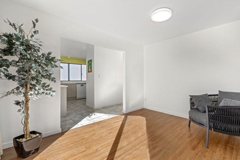 Photo of property in 1/208 East Coast Road, Forrest Hill, Auckland, 0620