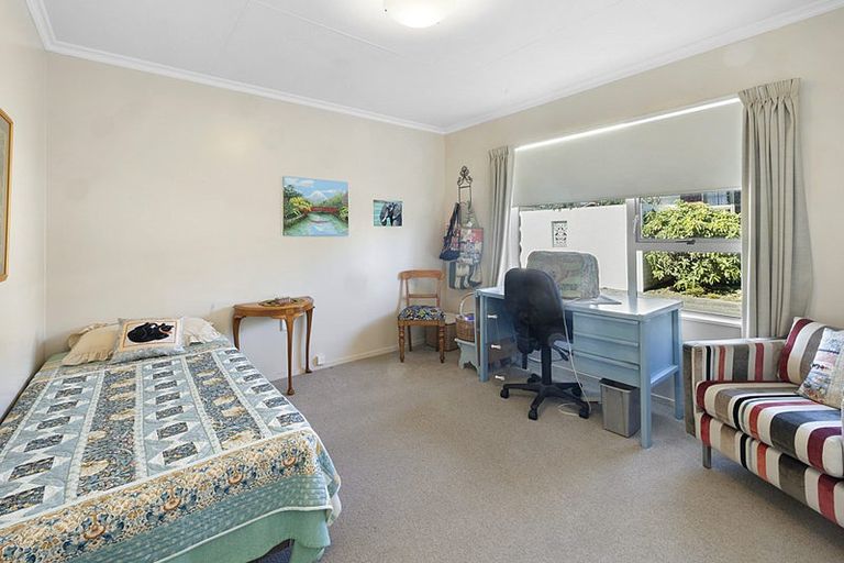 Photo of property in 13 John Guthrie Place, Merrilands, New Plymouth, 4312