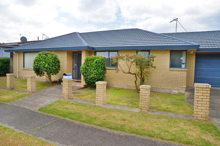 Photo of property in 2 Hazards Road, Weymouth, Auckland, 2103