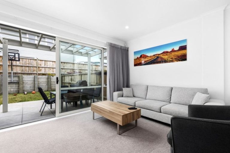 Photo of property in 10 Couldrey Crescent, Red Beach, 0932