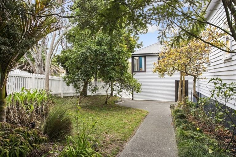 Photo of property in 58 Gladstone Road, Northcote, Auckland, 0627