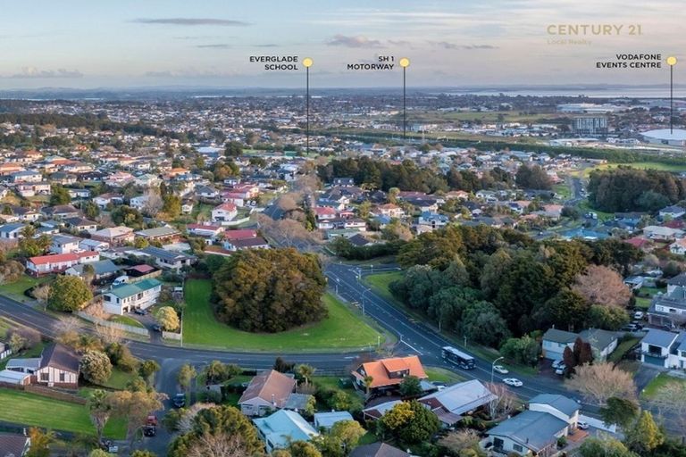 Photo of property in 5 Palmetto Place, Goodwood Heights, Auckland, 2105