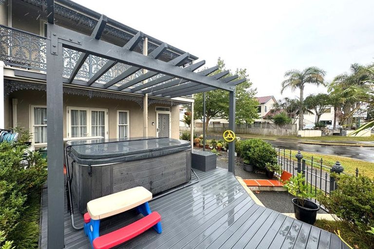 Photo of property in 2 Leneford Drive, East Tamaki, Auckland, 2013