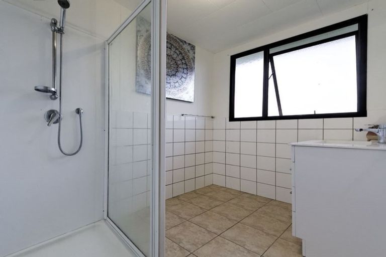 Photo of property in 17 Rehia Road, Massey, Auckland, 0614