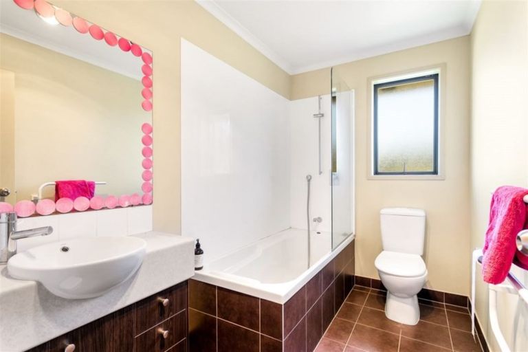 Photo of property in 70 South Kensington Way, Henderson, Auckland, 0612