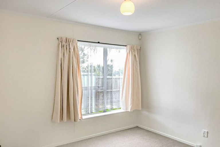 Photo of property in 15a Bayswater Place, Newlands, Wellington, 6037
