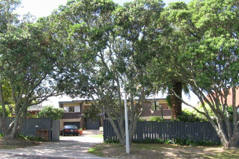 Photo of property in 32 Sharon Road, Waiake, Auckland, 0630