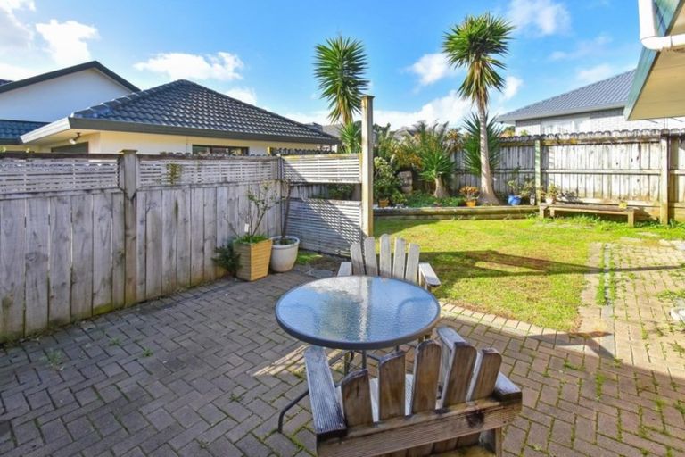 Photo of property in 22 Moyrus Crescent, East Tamaki Heights, Auckland, 2016