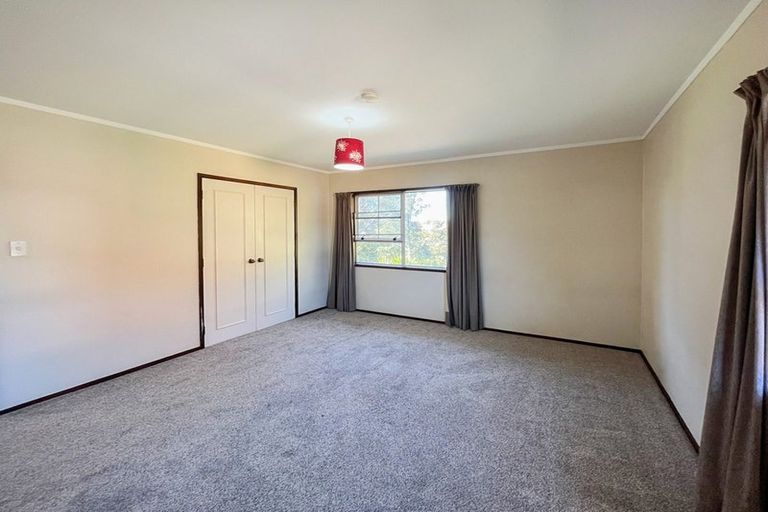 Photo of property in 11 Ravenstone Place, Chatswood, Auckland, 0626