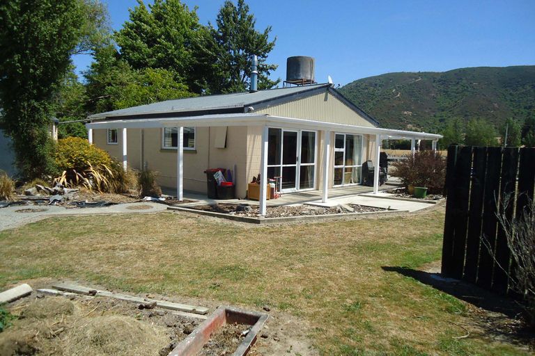 Photo of property in 76 Hakataramea Highway, Waimate, 7977