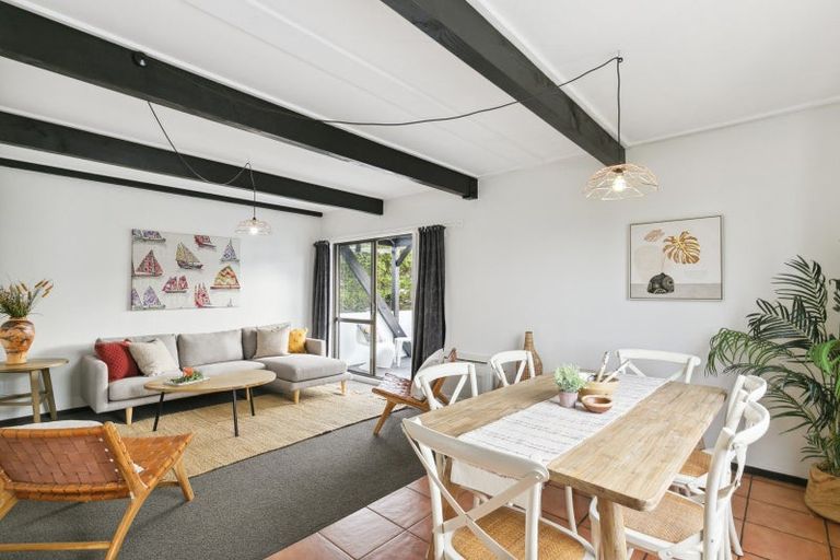 Photo of property in 140 Akaroa Drive, Maupuia, Wellington, 6022