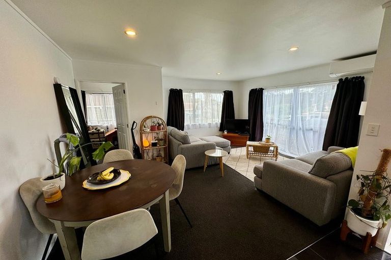 Photo of property in 1 Ryden Place, Glen Eden, Auckland, 0602