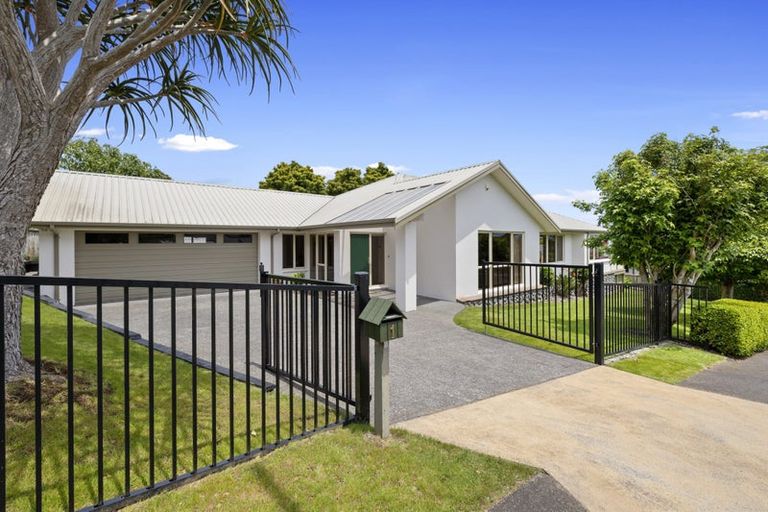 Photo of property in 1 Orlando Close, Frankleigh Park, New Plymouth, 4310