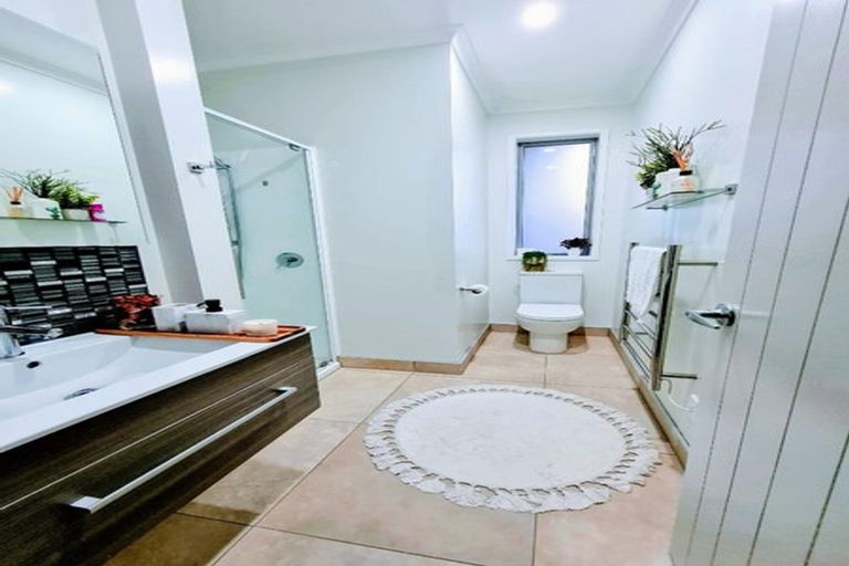 Photo of property in 23a Rena Place, West Harbour, Auckland, 0618