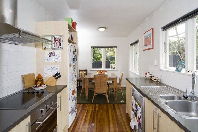 Photo of property in 1/190 East Coast Road, Forrest Hill, Auckland, 0620