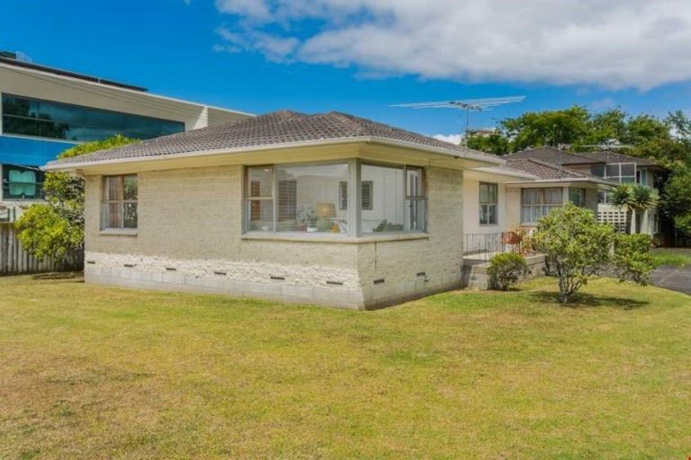Photo of property in 1/48 Taharoto Road, Takapuna, Auckland, 0622
