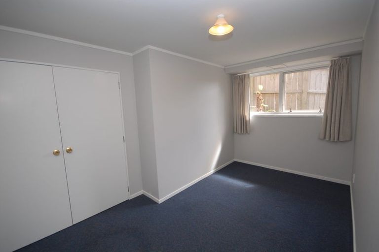 Photo of property in 2/24 Exeter Place, Unsworth Heights, Auckland, 0632