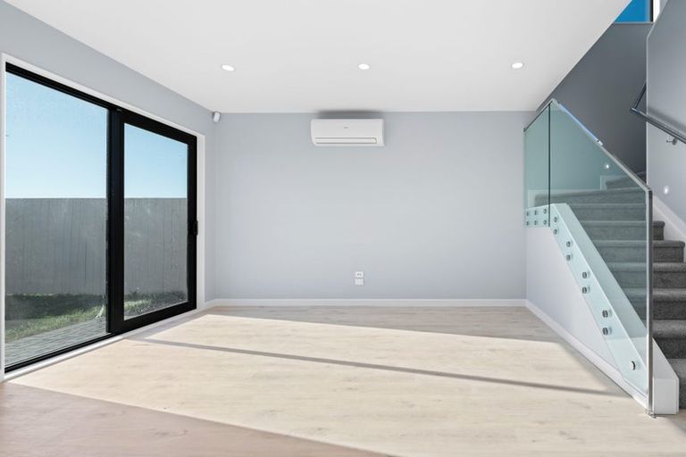 Photo of property in 8 Taipahitini Road, Rosehill, 2113