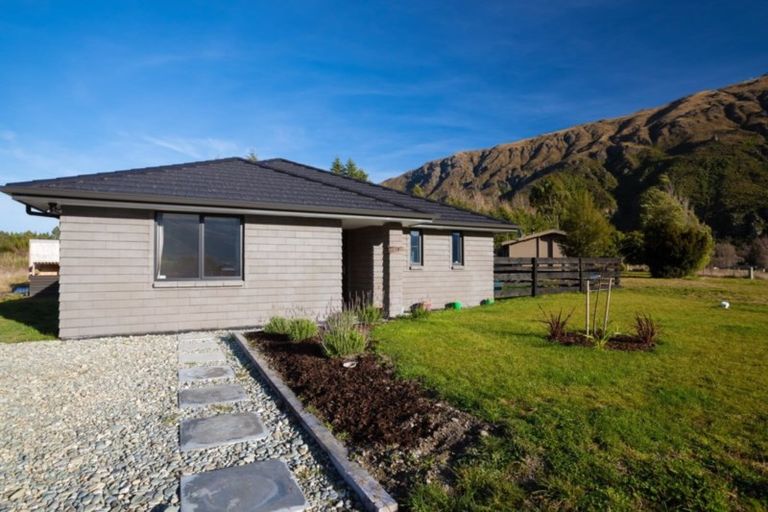 Photo of property in 10 Lakefield Close, Kingston, Athol, 9793