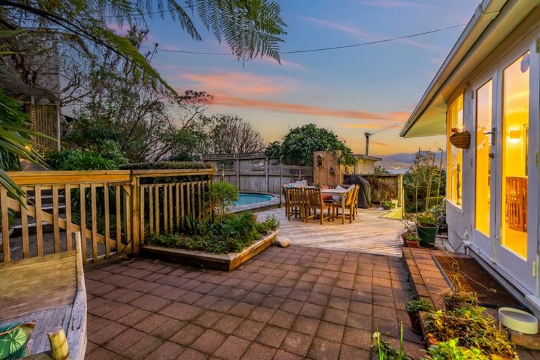 Photo of property in 46 Fortification Road, Karaka Bays, Wellington, 6022