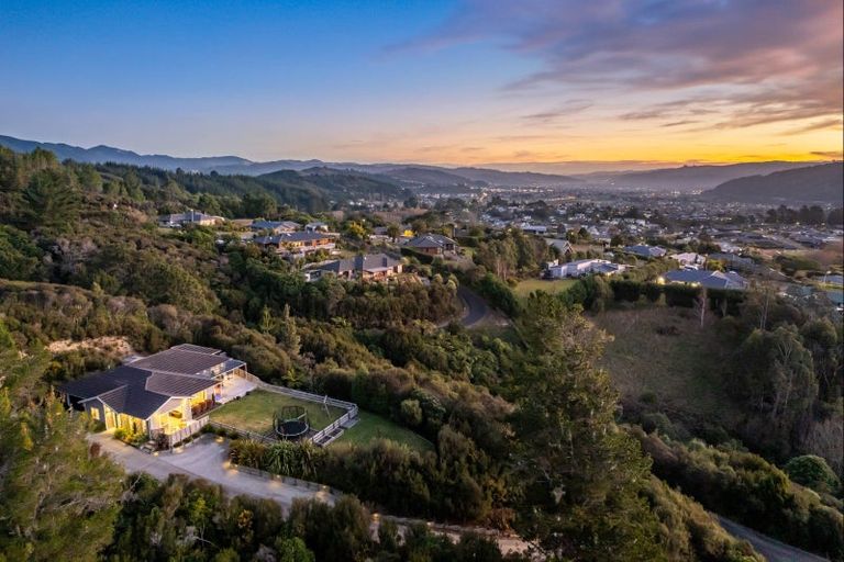 Photo of property in 29 Mt Marua Drive, Timberlea, Upper Hutt, 5018