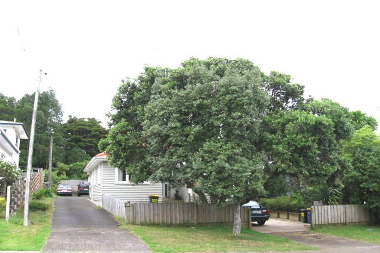 Photo of property in 1/39 Hillcrest Avenue, Hillcrest, Auckland, 0627