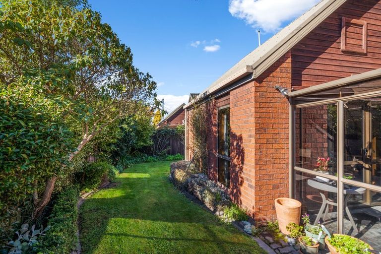 Photo of property in 2/6 Cricklewood Place, Avonhead, Christchurch, 8042