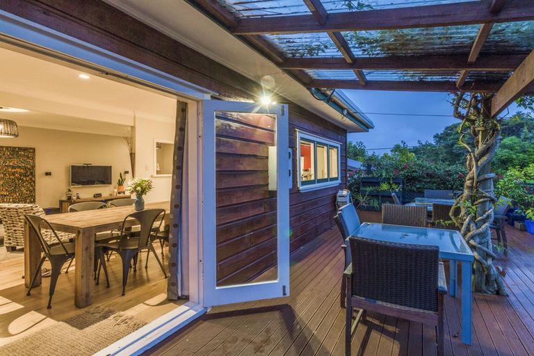 Photo of property in 26 Atkinson Road, Titirangi, Auckland, 0604