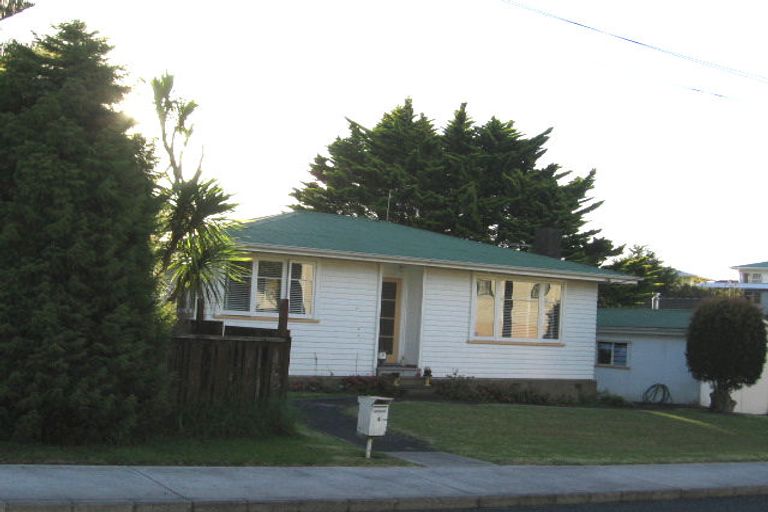 Photo of property in 4 Pomelo Road, Te Atatu South, Auckland, 0610