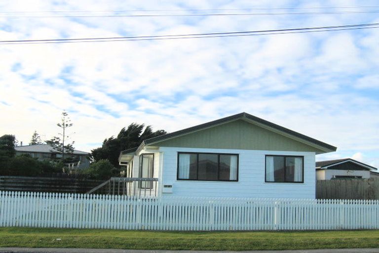 Photo of property in 4 Karaka Street, Otaki Beach, Otaki, 5512