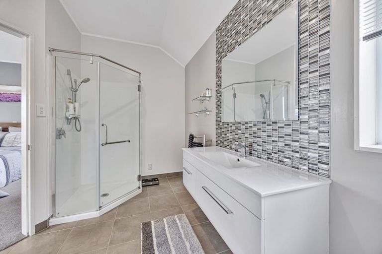 Photo of property in 6 Hanly Close, West Harbour, Auckland, 0618