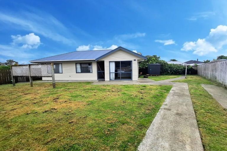Photo of property in 39 Rewarewa Road, Te Atatu Peninsula, Auckland, 0610
