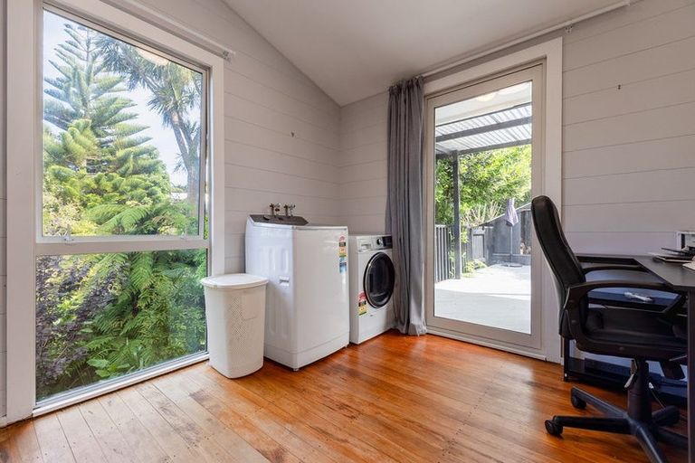 Photo of property in 15 Tiromoana Road, Raumati South, Paraparaumu, 5032