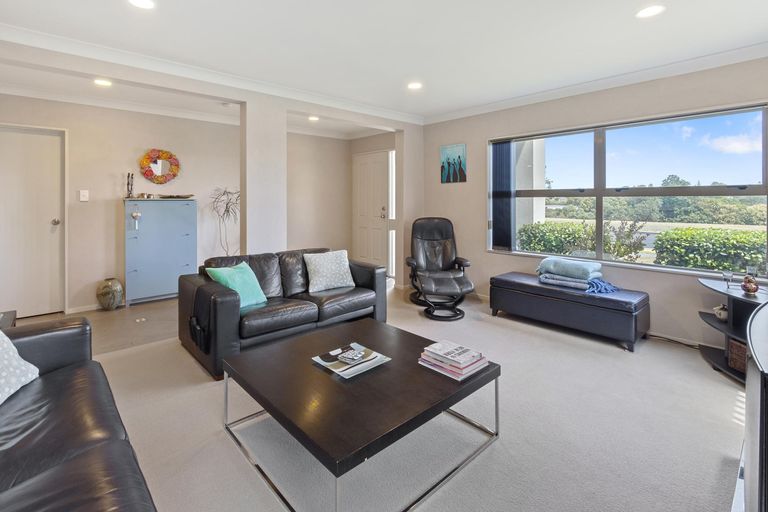 Photo of property in 54 Aberdeen Crescent, Wattle Downs, Auckland, 2103