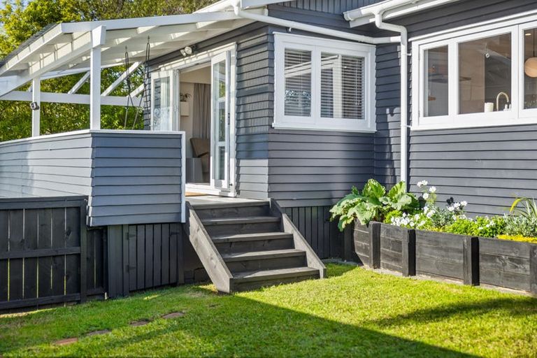 Photo of property in 37 Waimumu Road, Massey, Auckland, 0614