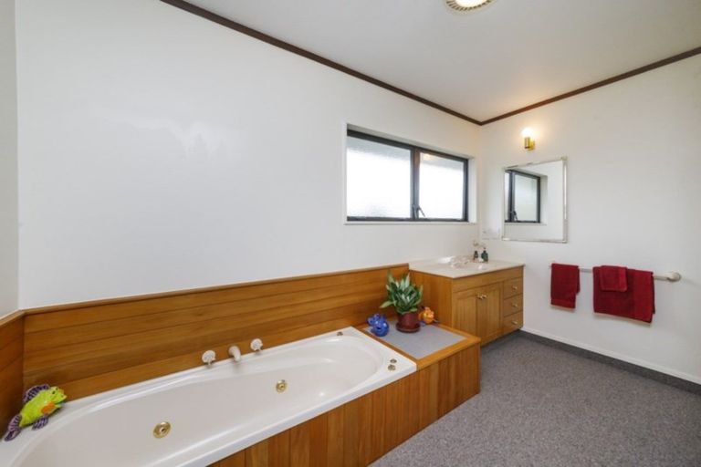 Photo of property in 17 Ashburn Lane, Awapuni, Palmerston North, 4412