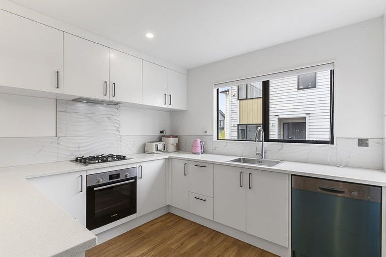 Photo of property in 12e Kelwyn Road, Kelston, Auckland, 0602