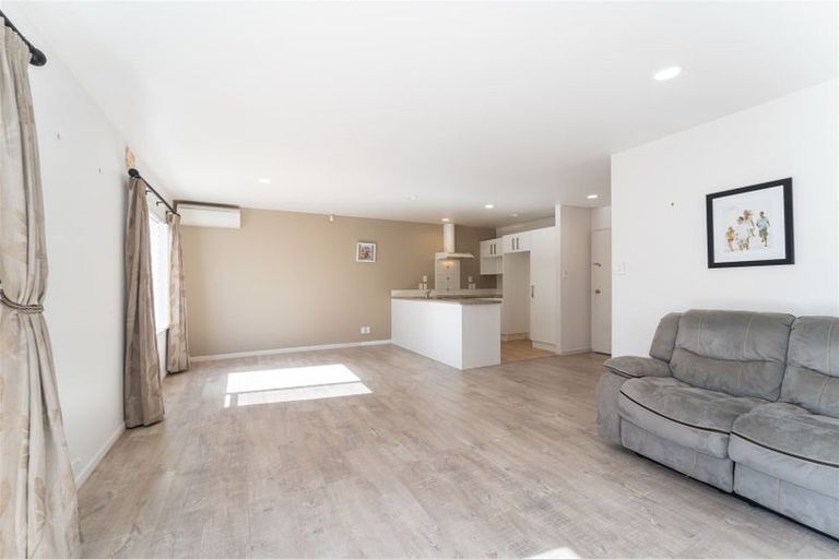 Photo of property in 5/2 Sunnydale Place, Oteha, Auckland, 0632