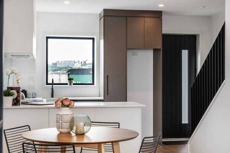 Photo of property in 1 Erina Road, Wiri, 2104