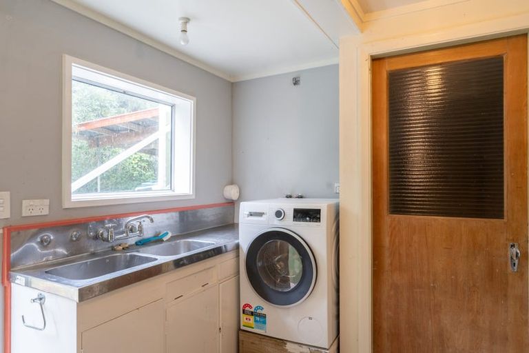 Photo of property in 1 Tainui Terrace, Tawa, Wellington, 5028