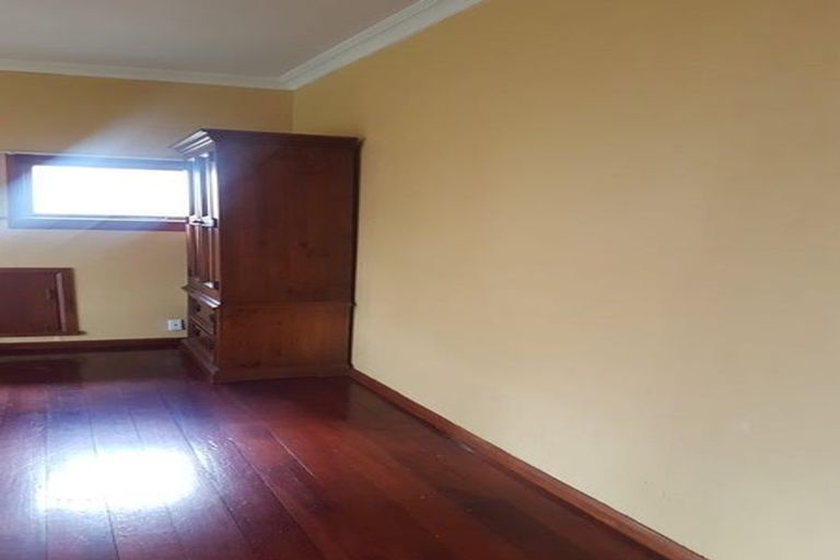 Photo of property in 31 Pahiatua Street, Hokowhitu, Palmerston North, 4410