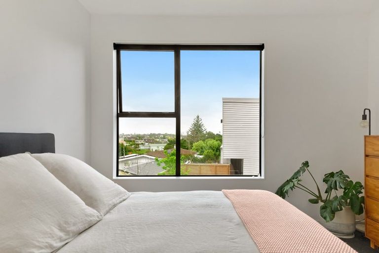 Photo of property in 13/15 Chivalry Road, Glenfield, Auckland, 0629