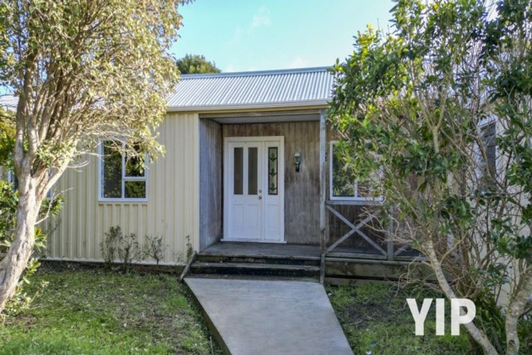 Photo of property in 10 Miles Crescent, Newlands, Wellington, 6037