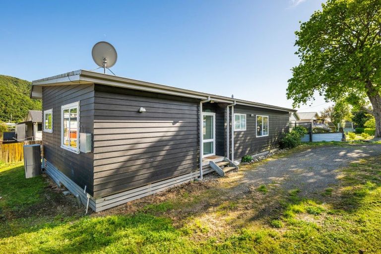 Photo of property in 261 Waikawa Road, Waikawa, Picton, 7220