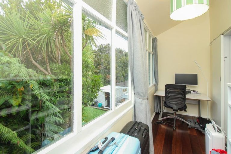 Photo of property in 35 Farm Road, Northland, Wellington, 6012